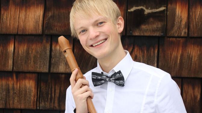 Der 17-jährige Jonas Wolf hält seine Blockflöte fest in der Hand. Genau wie sie ist auch er aus einem besonderen Holz geschnitzt
