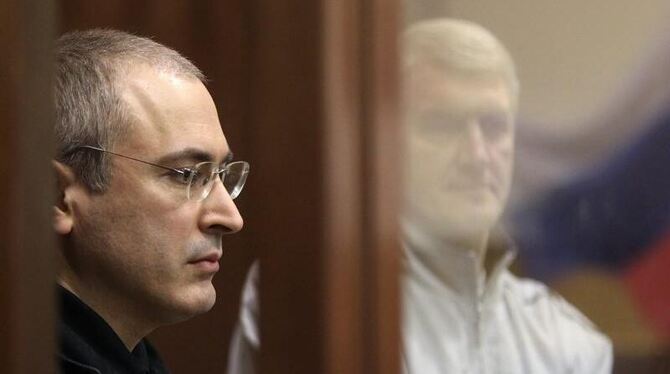 Michail Chodorkowski (l) und der Mitangeklagte Platon Lebedew warten auf den Beginn einer Gerichtsverhandlung in Moskau (Arch