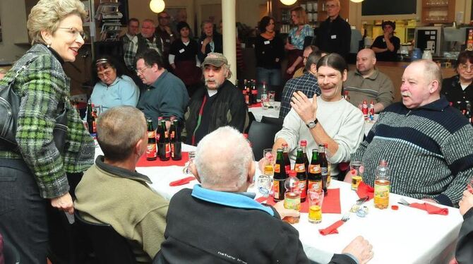 »Stammgast« bei der AWO-Weihnachtsfeier: OB Barbara Bosch. GEA-FOTO: MEYER