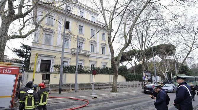 Carabinieri und Feuerwehr sichern den Eingang der griechischen Botschaft.