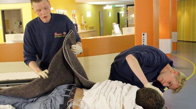 Rettungssanitäter kümmern in einer Notaufnahme um einen stark betrunkenen Jugendlichen. (Archivfoto).