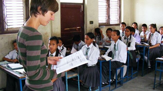 Judith Kamenowski beim Unterricht in Nepal.
