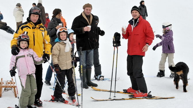 Auf der frisch gespurten Berghau-Loipe zwischen Erkenbrechtsweiler und Grabenstetten genießen Langläufer die Bewegung in der Natur.Familienausflug: So wie hier an den Skiliften Salach in Lichtenstein und in Genkingen bietet die winterliche Alb Spaß für Jung und Alt. GEA-FOTOS: PACHER, NIETHAMMER, KELLERAuf dem Snowboard oder auf zwei Brettern: Wintersportfreunde kommen auf der Alb derzeit voll auf ihre Kosten.