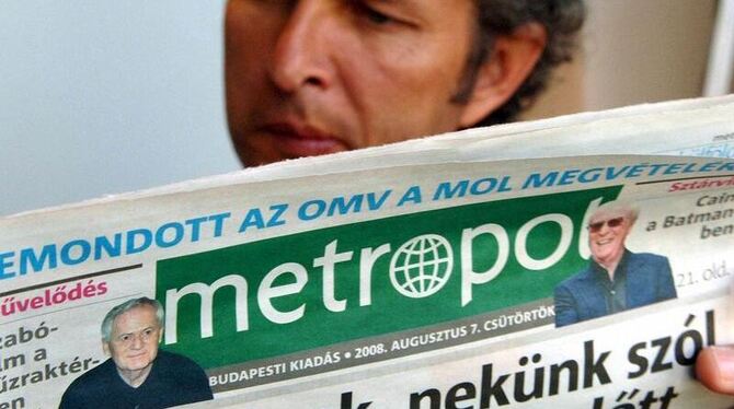 Ein Mann liest Zeitung in der Budapester U-Bahn. (Archivbild)