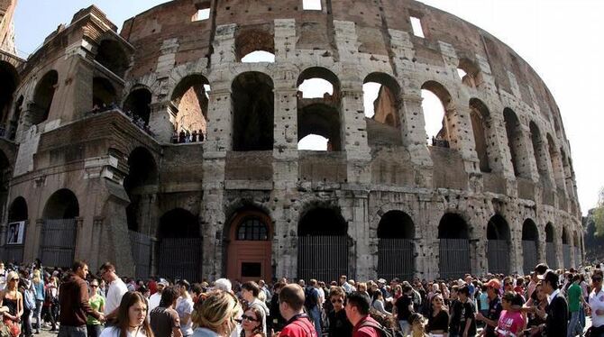 Touristen vor dem Kolosseum in Rom. Die Stadt erhebt ab jetzt eine Übernachtungssteuer von bis zu 3 Euro.