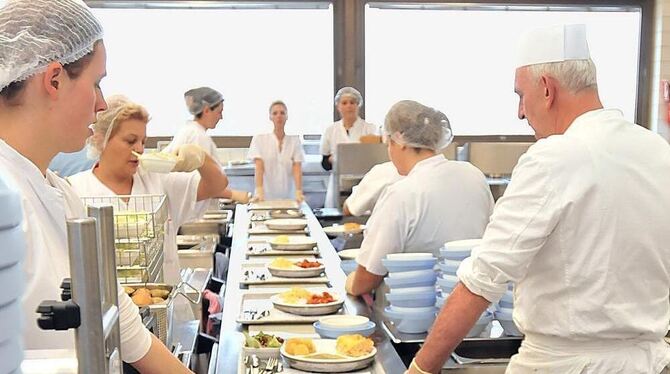 Das Portionierband läuft: Bereits ab 10.30 Uhr wird mit der Essensverteilung begonnen. FOTO:  TRINKHAUS