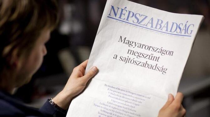Die ungarische Zeitung Nepszabadsag verkündet auf ihrer Titelseite vom 3. Januar das Ende der Pressefreiheit in Ungarn.