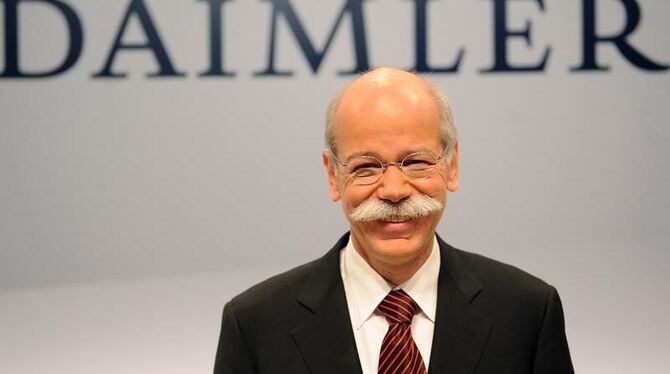 Dieter Zetsche, der Vorstandsvorsitzende des Automobilkonzerns Daimler, freut sich über die erfreulichen Zahlen des Unternehm