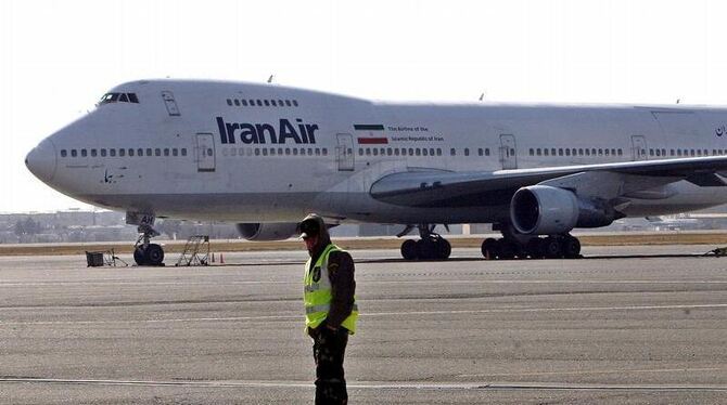 Passagierflugzeug von Air Iran (Symbolbild). Eine Maschine der staatlichen Fluglinie musste ist notlanden, mindestens 18 Mens