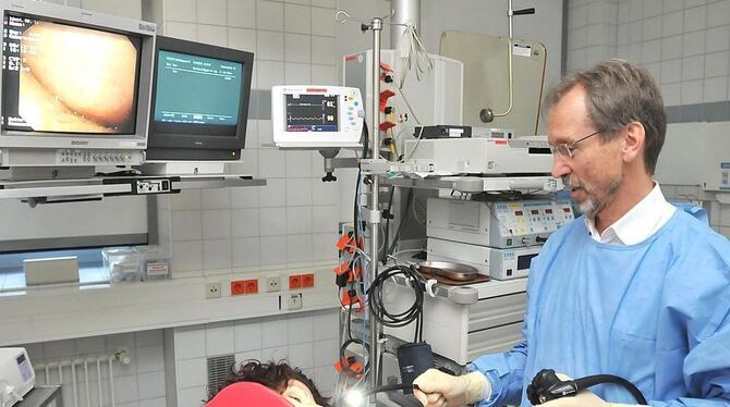 Der Mann mit dem ausgeprägten Fingerspitzengefühl: Endoskopie ist ein Spezialgebiet von Dr. Wolfgang Blank. FOTO: TRINKHAUS