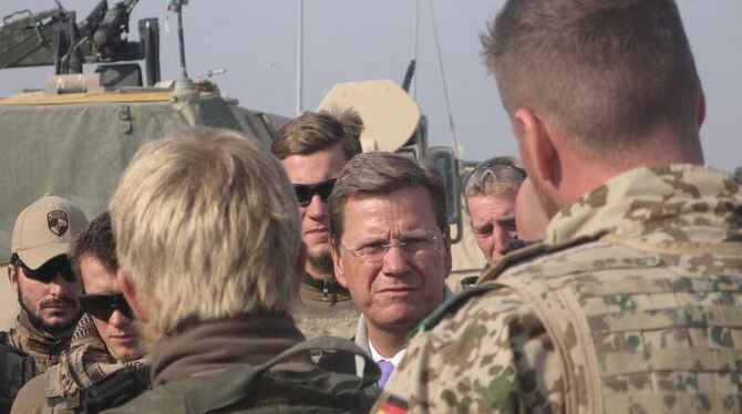 Außenminister Westerwelle besucht deutsche Soldaten im nordafghanischen Feldlager Kundus. Außenminister Westerwelle besucht deutsche Soldaten im nordafghanischen Feldlager Kundus.