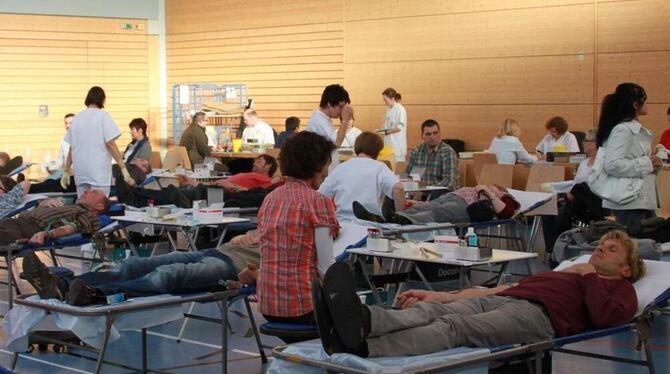 Voll besetzte Liegen auch zum Ende der Blutspendeaktion in Hohenstein.
