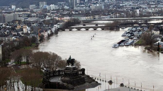 Das Reiterstandbild von Kaiser Wilhelm am Deutschen Eck in Koblenz ist vom Hochwasser umspült.