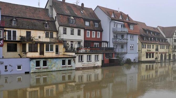 Der Main ist in Wertheim über die Ufer getreten und hat die Häuser in der Altstadt überflutet. 