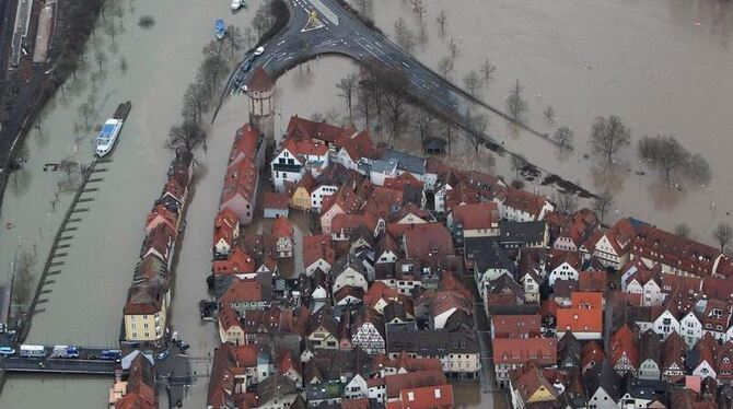 Die Luftaufnahme vom Mittwoch zeigt die überflutete Altstadt von Wertheim.