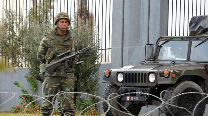 An mehreren Orten sind Soldaten der tunesischen Armee in Stellung gegangen.