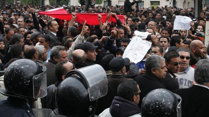 Trotz großer politischer Zugeständnisse des Präsidenten verlangten zehntausende Demonstranten in Tunis den Rücktritt von Zine