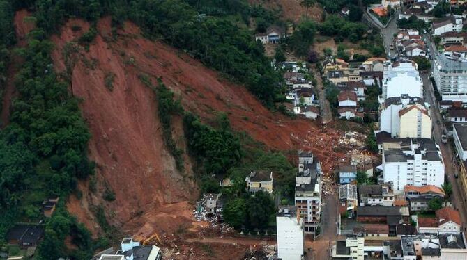 Luftbild eines gewaltigen Erdrutsches in der Stadt Nueva Friburgo. 