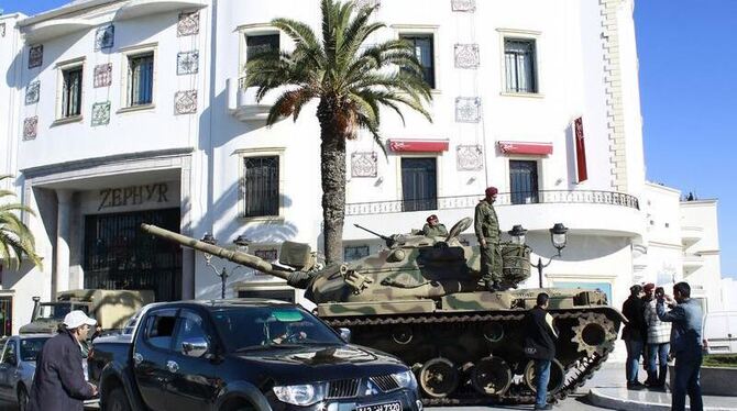 In der tunesischen Hauptstadt Tunis haben sich Panzer postiert. In der tunesischen Hauptstadt Tunis haben sich Panzer postiert.