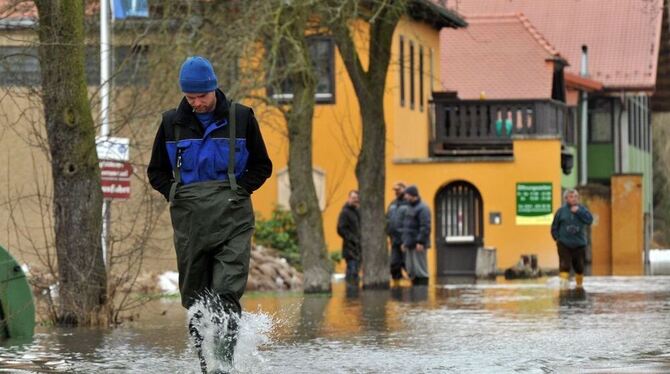 In Leipzig steht ein Reiterhof unter Wasser. Wohin mit den Wassermassen? Wasser aus der Weißen Elster wurde zur Entlastung der D