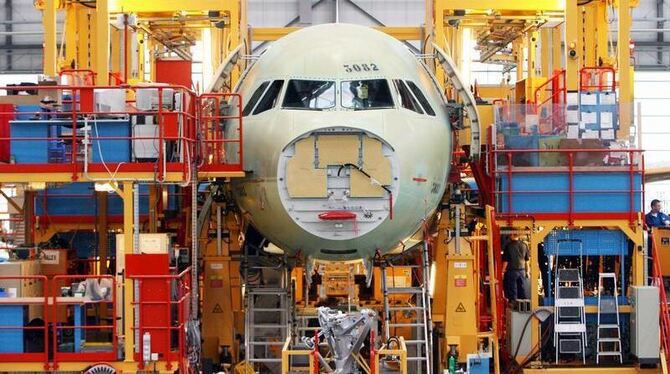 Montage an einem Airbus A320 in Hamburg: Airbus mit seinen 52 500 Mitarbeitern ist eine Tochter von Europas dominierendem Luf