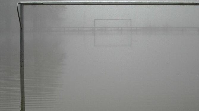 Nur für Wasserball: Ein überfluteter Fußballplatz auf der Maaraue in Wiesbaden.