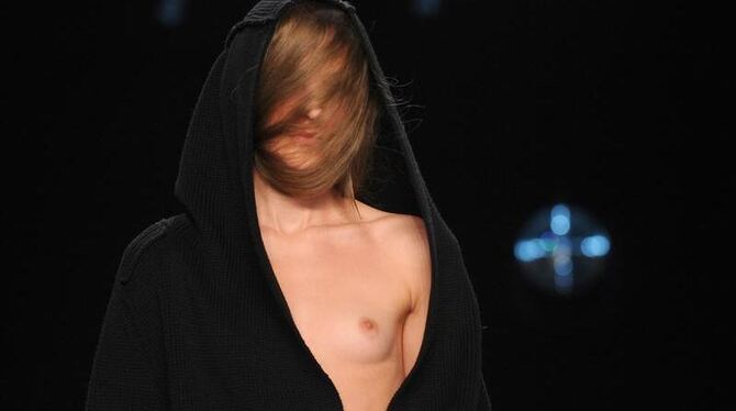 Die Ohren bleiben warm: Eine Kreation von A. F. Vandevorst.