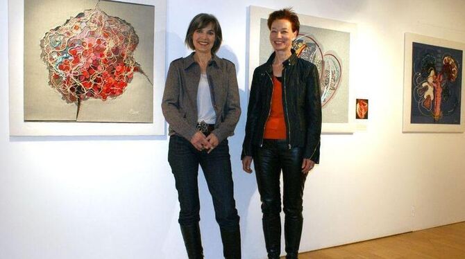 Künstlerin Gisela Weigand (links) und Museumsleiterin Dr. Barbara Karwatzki vor Werken der neuen Sonderausstellung. FOTO: STÖRK Künstlerin Gisela Weigand (links) und Museumsleiterin Dr. Barbara Karwatzki vor Werken der neuen Sonderausstellung. FOTO: STÖRK