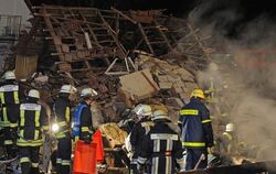 Rettungskräfte suchen in den Trümmern nach Opfern der Explosion.