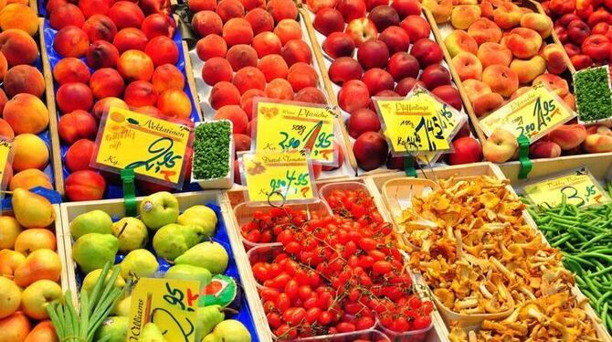 Buntes Obst-und Gemüseangebot eines Händlers in der Berliner Marheineke Markthalle: Im Jahresdurchschnitt mussten Verbraucher