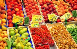 Buntes Obst-und Gemüseangebot eines Händlers in der Berliner Marheineke Markthalle: Im Jahresdurchschnitt mussten Verbraucher
