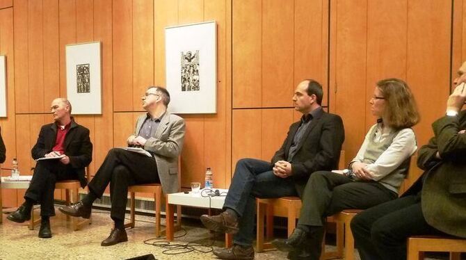 Auf dem Podium: Jörg Barthel, Karlheinz Kleinbach, Christof Voigt, Uwe Kloos, Gabriela Tullius, Bernd Banke (von links). Foto: T Auf dem Podium: Jörg Barthel, Karlheinz Kleinbach, Christof Voigt, Uwe Kloos, Gabriela Tullius, Bernd Banke (von links). Foto: T