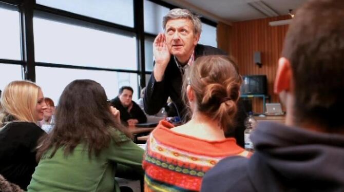»Mit den Ohren sehen« rät Jürg Häusermann den Studierenden im Seminar. FOTOS: PR/JK