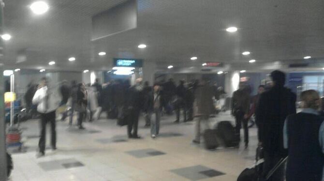 Passagiere laufen durch den Flughafen Domodedowo in Moskau. Ein Selbstmordattentäter sprengte sich in der Ankunftshalle in de