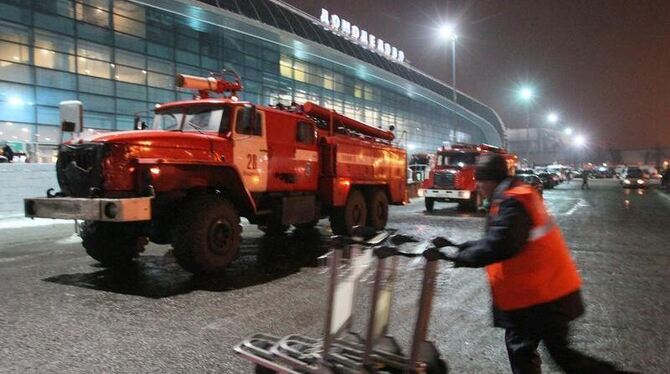 Feuerwehr vor dem Moskauer Flughafen nach dem Selbstmordanschlag.