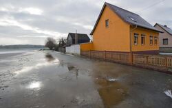 Neben Einfamilienhäusern im brandenburgischen Manschnow steht das Binnenhochwasser mehr als 30 Zentimeter hoch auf einer Acke