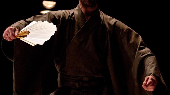 Kleist in fernöstlicher Ästhetik: Eric van der Zwaag als Achilles, hinten Galina Freund als Chorsprecherin. FOTO: TONNE/SCHULTZE Kleist in fernöstlicher Ästhetik: Eric van der Zwaag als Achilles, hinten Galina Freund als Chorsprecherin. FOTO: TONNE/SCHULTZE