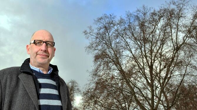 Der Baumexperte Bodo Siegert sieht sich im Stuttgarter Schlossgarten alte Bäume an und prüft, ob eine Versetzung der Bäume im Ra Der Baumexperte Bodo Siegert sieht sich im Stuttgarter Schlossgarten alte Bäume an und prüft, ob eine Versetzung der Bäume im Ra