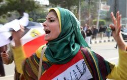 Eine junge Frau ruft in Kairo Parolen gegen das herrschende System Ägyptens.