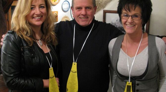 Freuen sich schon auf den Ansturm der Narren: Sonnenbühls Karnevalsgesellschafts-Präsident Dieter Stoll, eingerahmt von der Männervereins-Vorsitzenden Sabine Grobis (rechts) und deren Schriftführerin Karin Kapitel. FOTO: RABE