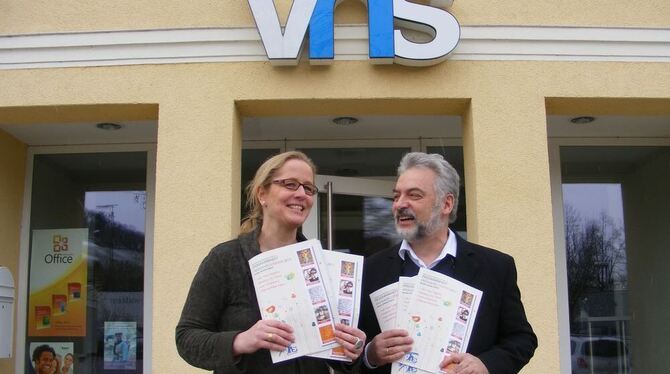 Die neue Leiterin der Volkshochschule in Metzingen, Maria Püschel, und ihr Stellvertreter Norbert Schimanski.