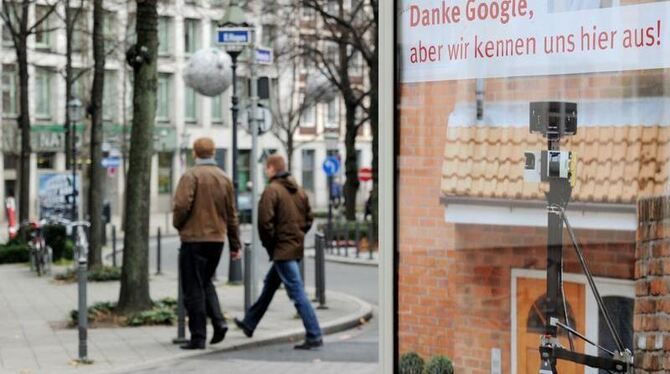 »Danke Google, wir kennen uns hier aus«: WDR-Plakat in der Essener Innenstadt zum Start von Google Street View. 