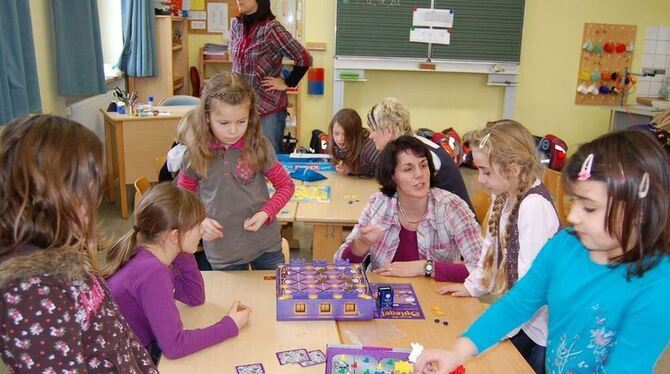 Kinder, Eltern und Lehrer haben bei einem Spielevormittag im Januar die geschenkten Spiele ausprobiert. Im Februar startet das B