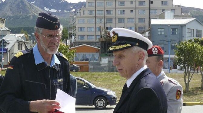 Marineamtschef Horst-Dieter Kolletschke (r) leitet die Kommission in Argentinien.