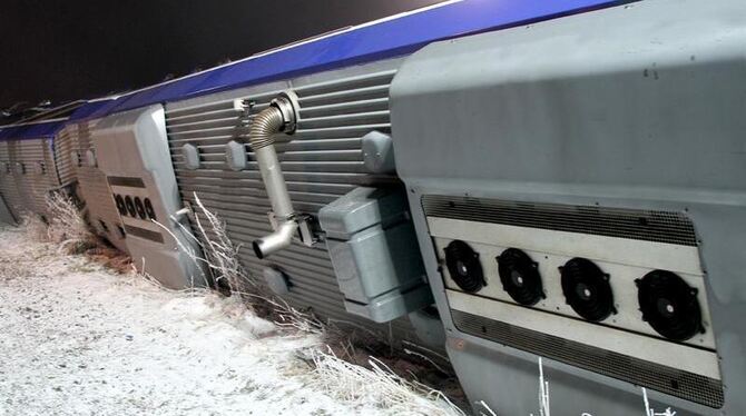 Der Nahverkehrszug war auf der eingleisigen Strecke mit Tempo 100 auf den Güterzug geprallt, der ihm mit etwa 80 Stundenkilom