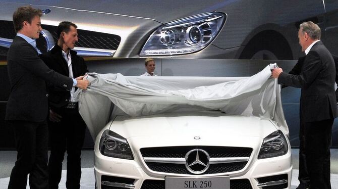 Die beiden Formel 1 Piloten Nico Rosberg und Michael Schumacher enthüllen im Mercedes Werk in Sindelfingen gemeinsam mit Joachim Die beiden Formel 1 Piloten Nico Rosberg und Michael Schumacher enthüllen im Mercedes Werk in Sindelfingen gemeinsam mit Joachim