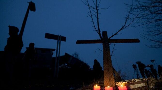 Kerzen vor einem Holzkreuz, aufgenommen in Hordorf bei Oschersleben unweit der Stelle, an der kurz vorher ein Personenzug des pr