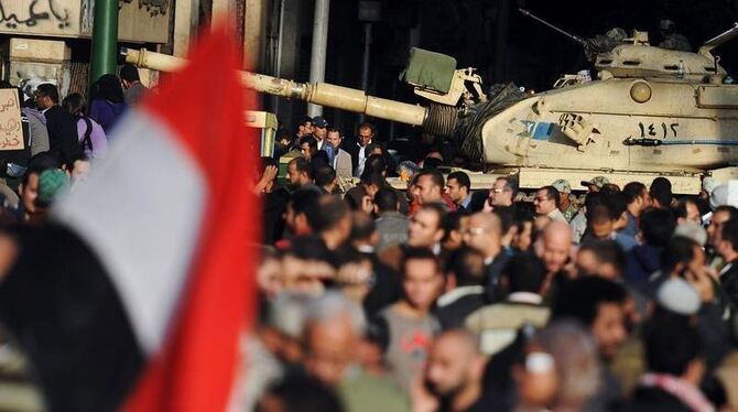 Demonstranten protestieren vor einem Panzer der ägyptischen Armee auf dem Tharir-Platz in Kairo.