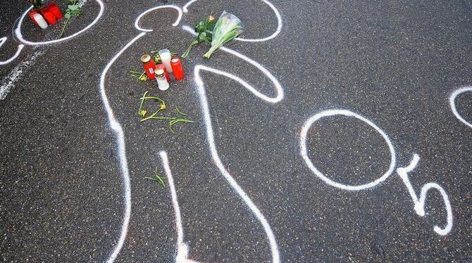 Kreidespuren zeigen den Umriss des Amokläufers Tim K. vor einem Autohaus in Wendlingen am Neckar, wo er sich erschossen hatte. (