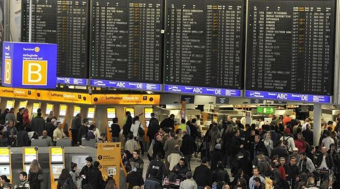 Passagiere warten auf dem Frankfurter Flughafen auf ihre Abfertigung.